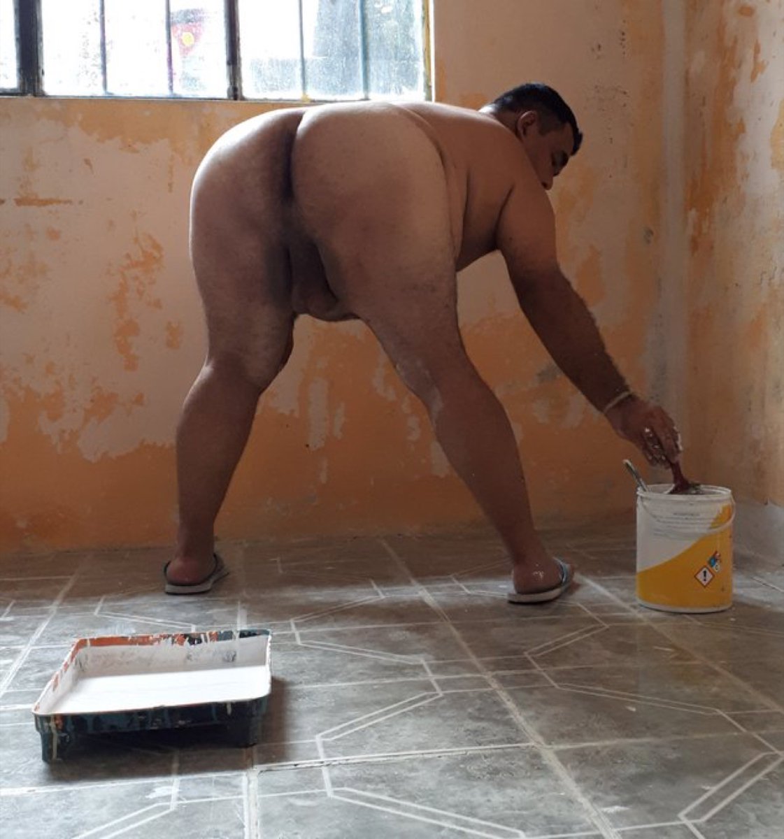 maduroxmaduro1's tweet photo. ¿Te imaginas contratar a un pintor y que trabajara así? https://t.co/Exn4LOs4oy