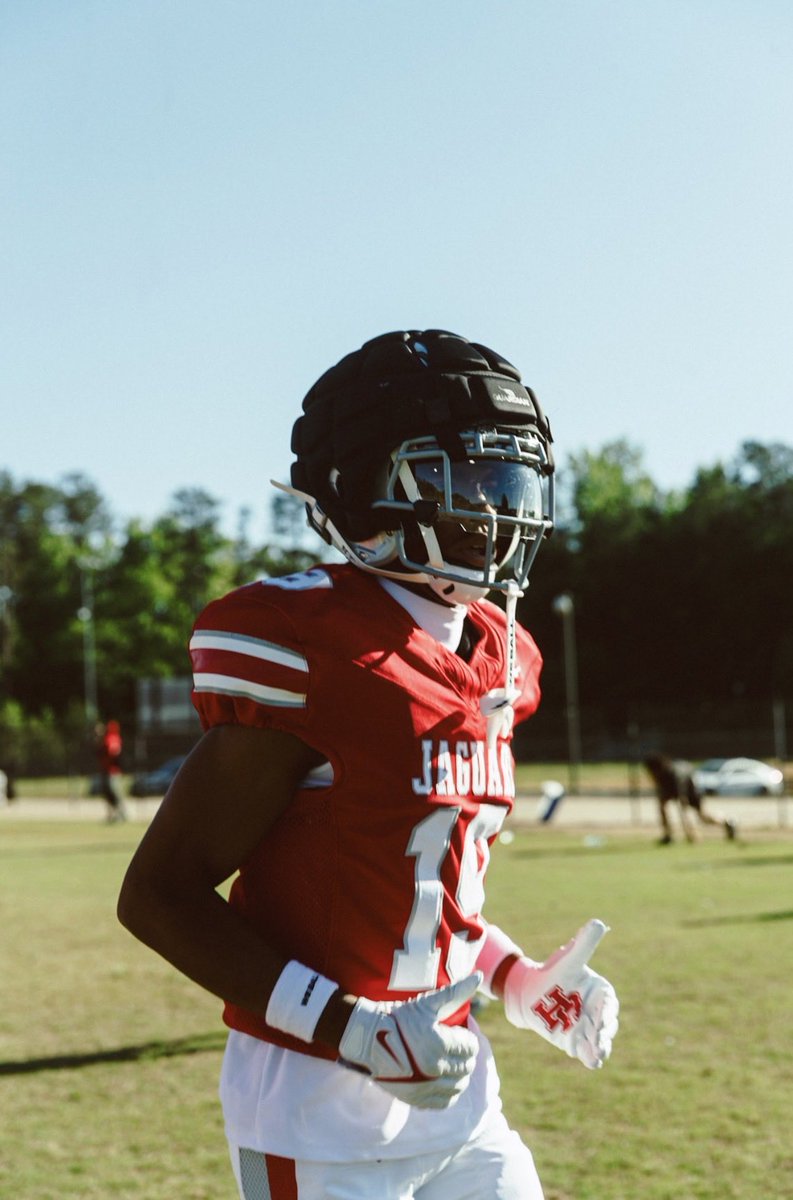 AkhiReeves's tweet photo. Every rep matters. Every route tells a story. Still working.
#StudentAthlete #Recruiting
#NextLevel https://t.co/plLmmMvH6t