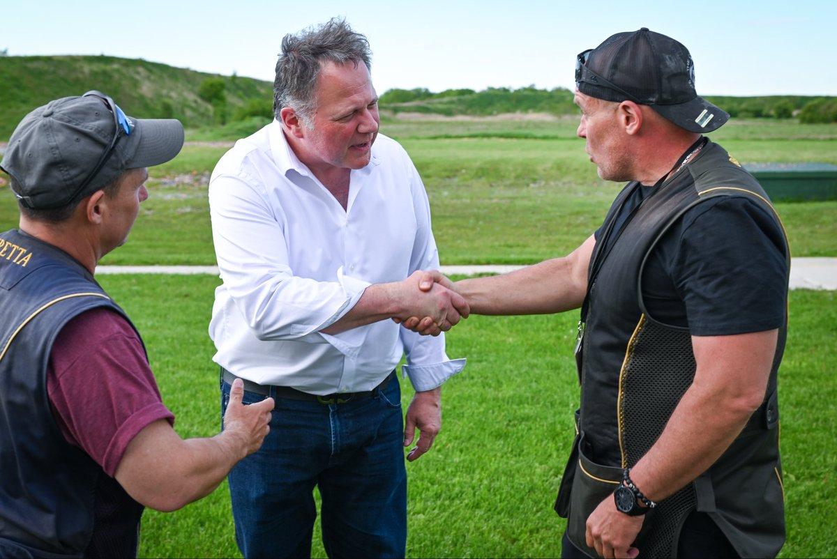 VoteRobCooper's tweet photo. Stopped by @thehamiltongunclub, one of Hamilton’s oldest community institutions, founded in 1882.

Great meeting longstanding member Mark Morelli and showing support for the many thousands of Hamiltonians who are law-abiding, responsible firearms owners. 

#SportShooting #Hamont https://t.co/863zF0ojQN