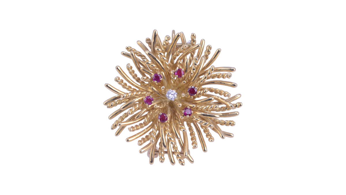 Numinsa's tweet photo. Broche vintage Tiffany &amp; Co en oro de 18 kt, con rubíes y un brillante.

Vintage Tiffany &amp; Co brooch in 18 karat gold, set with rubies and a round brilliant cut diamond.

https://t.co/Y6X9A2yrla

#numinsa #VintageTiffany #TiffanyCollector #SignedJewelry https://t.co/KiiNKcIGZo