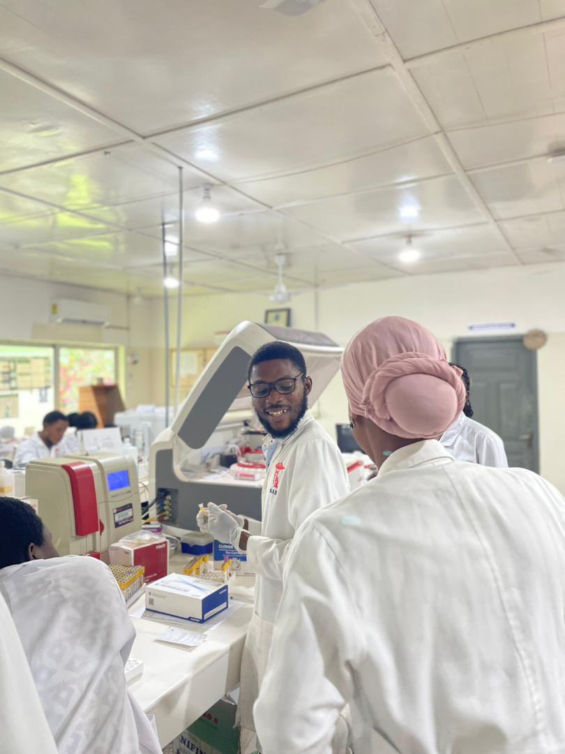 dbeegod's tweet photo. Today in the lab, I was asked to run an hCG (pregnancy) test for a male patient and the result came out POSITIVE 
Is bro secretly pregnant?
How is this possible? https://t.co/YyHI5KerHc