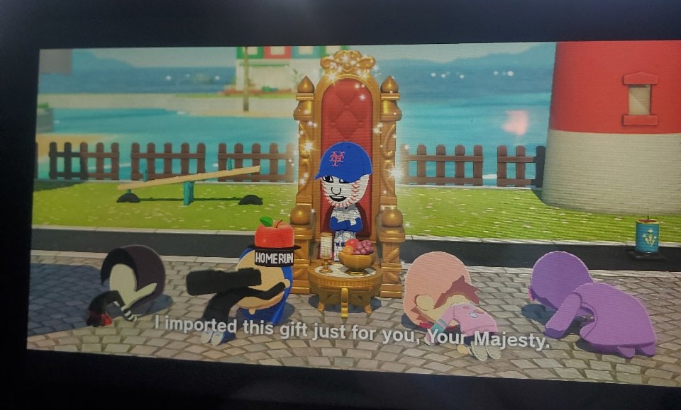 mx__met__'s tweet photo. Mr. Met has made himself king and demands apples https://t.co/HBS3jNeS1m