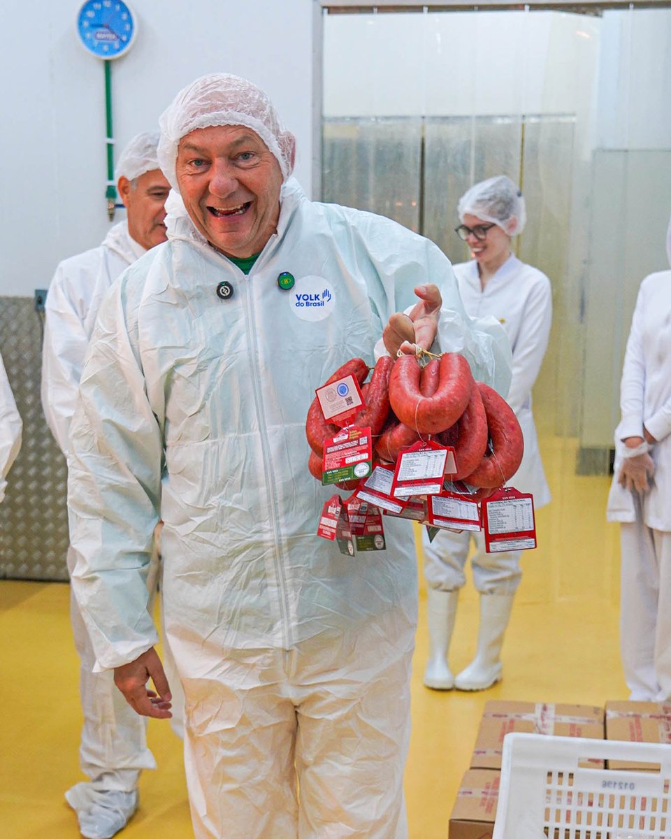 LucianoHangBr's tweet photo. NÃO MEXAM NA NOSSA LINGUIÇA

Hoje fui visitar uma tradicional fábrica da Linguiça Blumenau, aqui em Pomerode (SC). A olho embutidos existe há mais de 125 anos e é uma das empresas que produz a linguiça Blumenau.

Recentemente, burocratas propuseram mudanças na receita. É inacreditável o que estamos vendo. Depois de mais de um século de história, tradição e identidade catarinense, agora querem mexer justamente em uma das características que fazem da Linguiça Blumenau um produto único: o seu teor de gordura, que faz parte da receita tradicional preservada por gerações. O mais curioso é que existem inúmeros outros alimentos consumidos diariamente pelos brasileiros que também possuem altos índices de gordura e nunca foram alvo da mesma preocupação.

Devemos manter e preservar as nossas tradições, os nossos valores, princípios, costumes e também a nossa culinária. Respeitar a história é valorizar quem veio antes de nós e garantir que as próximas gerações possam continuar desfrutando daquilo que faz parte da nossa cultura.

Então, deixo aqui um recado: não mexam na nossa linguiça!