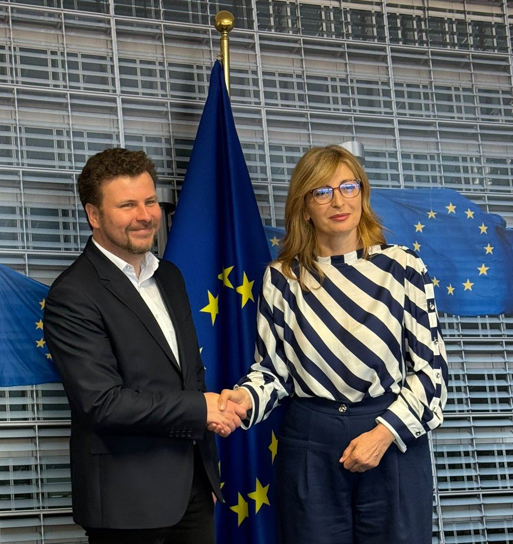 MDAmbEU's tweet photo. Good meetings of 🇲🇩Ministers Dan Perciun &amp; Natalia Plugaru with Commissioner @EZaharievaEU, DG @GertJanEU @eu_enlargement_, DG @PiaAhrenkilde DG EAC, @EU_MarioNava DG @EU_Social &amp; @IrenaMoozova DDG @EU_Justice.
Enlargement Report &amp; additional initiatives were discussed. https://t.co/Fggjo5f75V