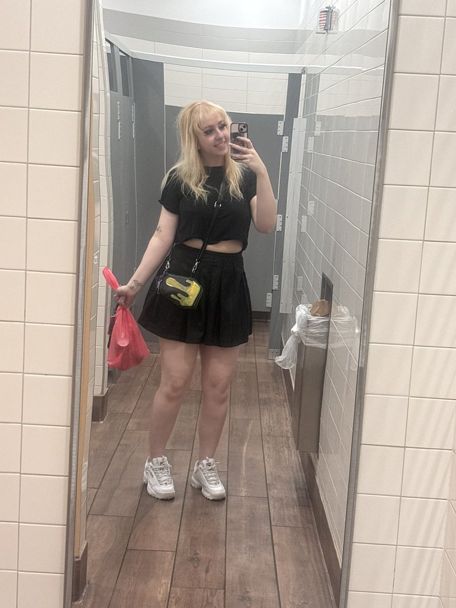 raylucos's tweet photo. The mirrors at the gas station did me so right for once https://t.co/2Er6XzkS3Z