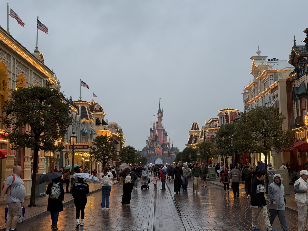 SoCal360's tweet photo. Live look at Disneyland Paris at 9:41pm. Can’t believe it’s still bright out. https://t.co/iv1ykcHvKu