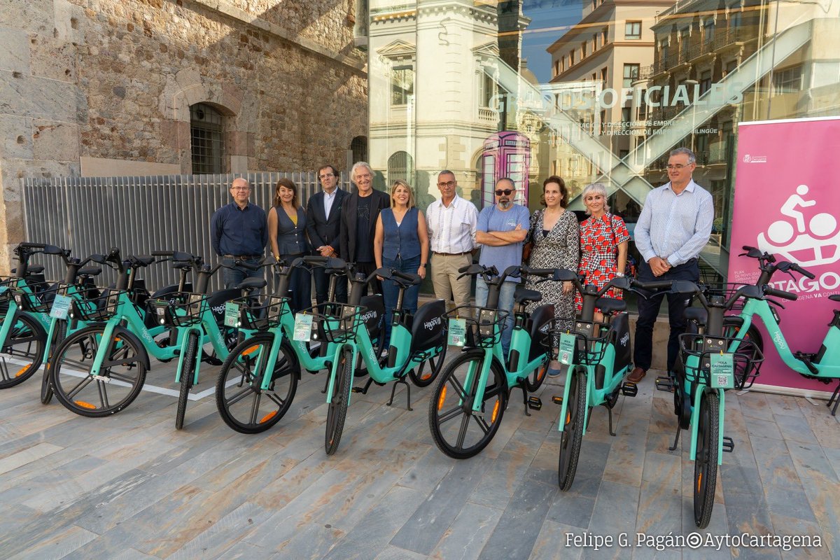 AytoCartagenaES's tweet photo. 🚴‍♀️ #Cartagena celebra el #DíaMundialdelaBicicleta estrenando un nuevo servicio de bicicletas eléctricas.

😉 Ya puedes utilizar una de las 120 bicicletas disponibles en el centro urbano y en las próximas semanas serán 300.

📆 El 1 de julio arrancará el servicio en Cabo de Palos y La Manga con 70 bicicletas más y 20 puntos de estacionamiento.

📲 Descarga la app Cartagena Viva, donde encontrás la aplicación específica para poder desbloquear gratuitamente las biclicletas, encuentra la más cercana en el mapa y pagarás solo el tiempo de uso. 

🔗 Más información en https://t.co/EeVlmRtWJx