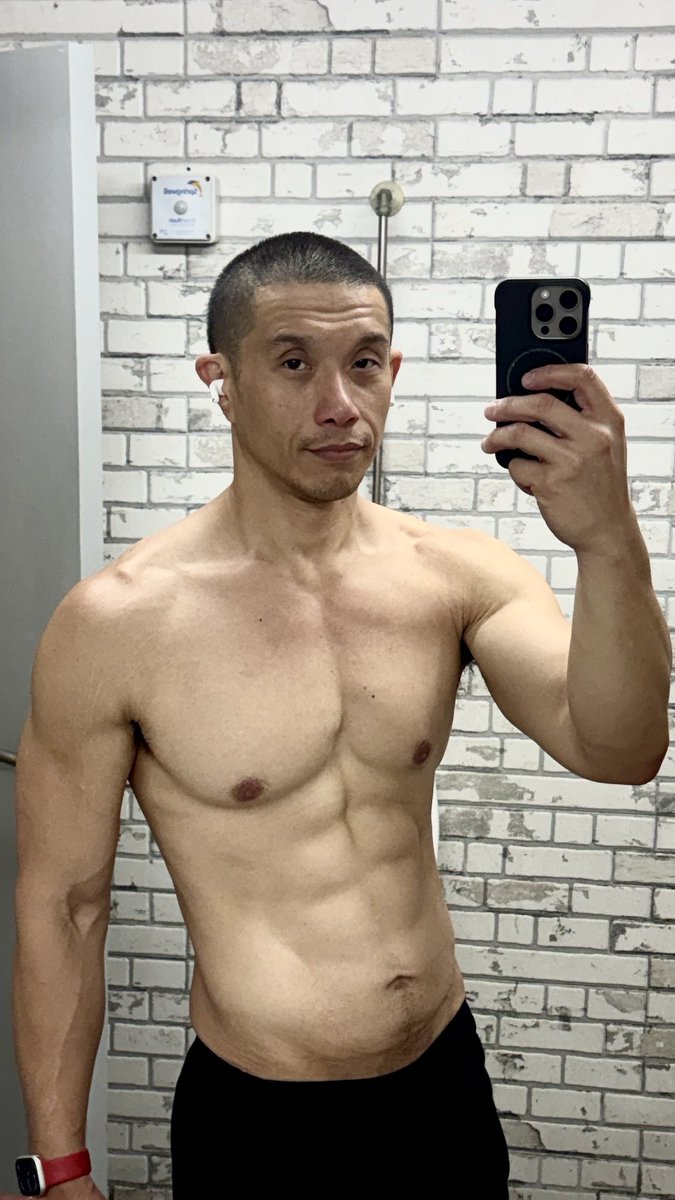 Ronan's tweet photo. #Bodydysmorphia is being called jacked by my straight gym bros, and despite being flattered (and happy deep inside), I fail to see it. https://t.co/VtKqdR6d7Y