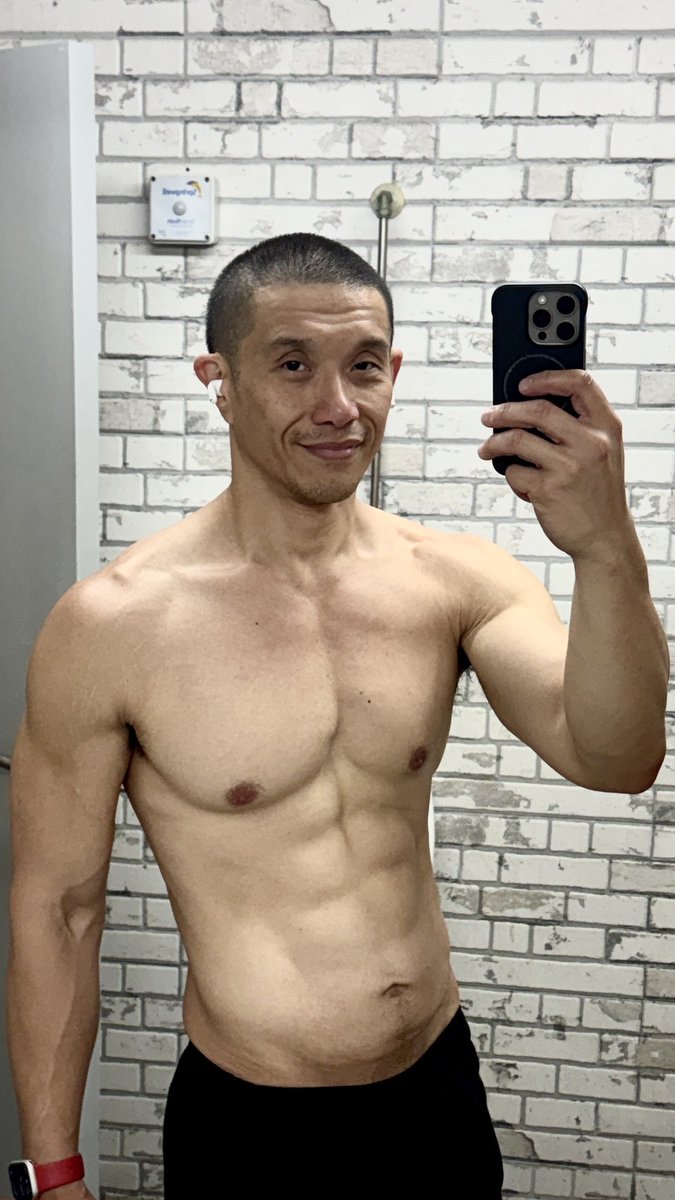 Ronan's tweet photo. #Bodydysmorphia is being called jacked by my straight gym bros, and despite being flattered (and happy deep inside), I fail to see it. https://t.co/VtKqdR6d7Y