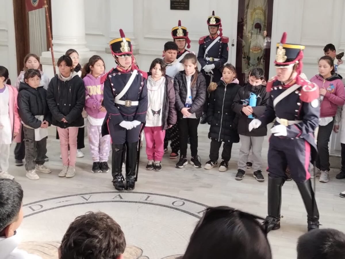 Granaderosarg's tweet photo. Esta mañana, en el marco del Mes de la Bandera, recibimos a cientos de alumnos en el histórico Cuartel de Palermo. 🇦🇷🐴  

#HerederosDelLibertador #UnRegimientoConHistoria #SomosHistoriaViva #Museums4PeaceMW #MuseosPorLaPazMW #Museumweek https://t.co/2sO9KmK01g