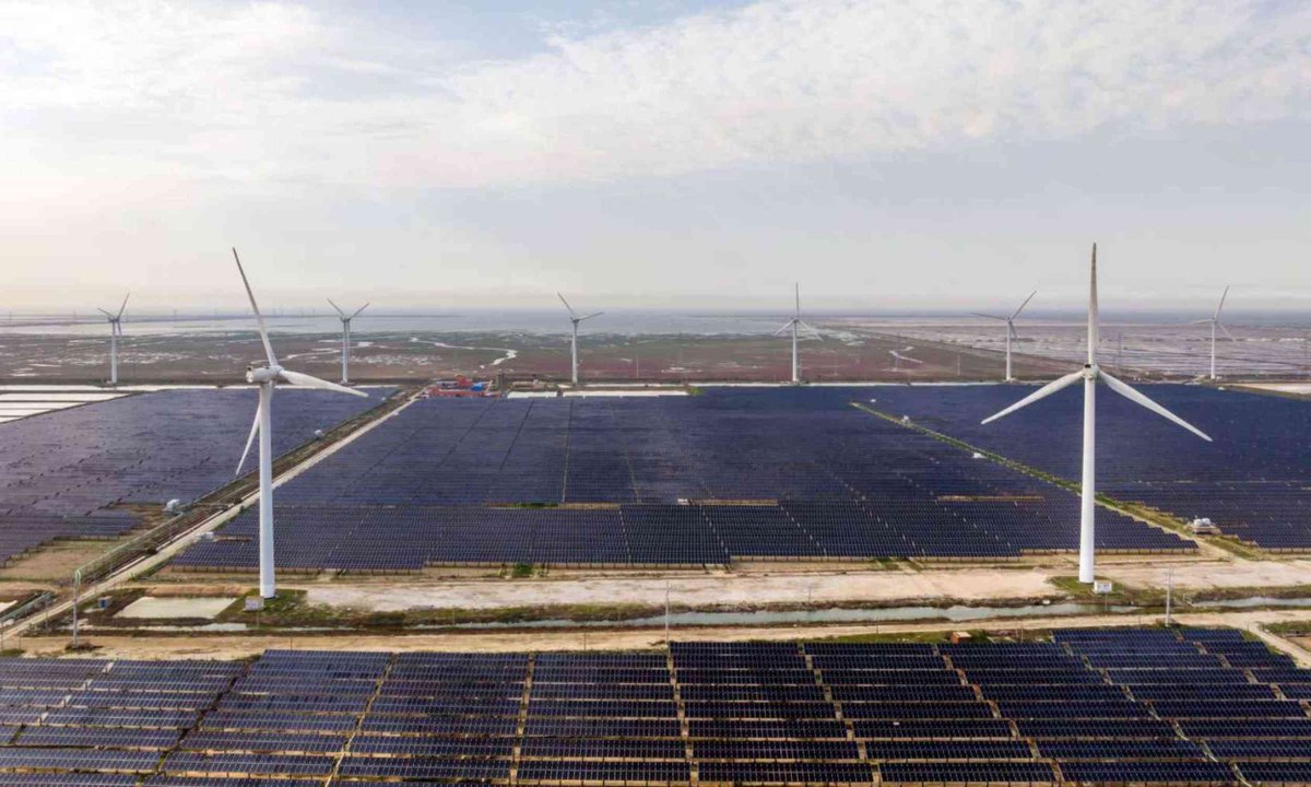 EarthDotCom's tweet photo. Extreme weather could knock out wind and solar power for weeks, study warns https://t.co/OAYhOcYIfq #EarthDotCom #EarthSnap #Earth https://t.co/oHBztK4V19