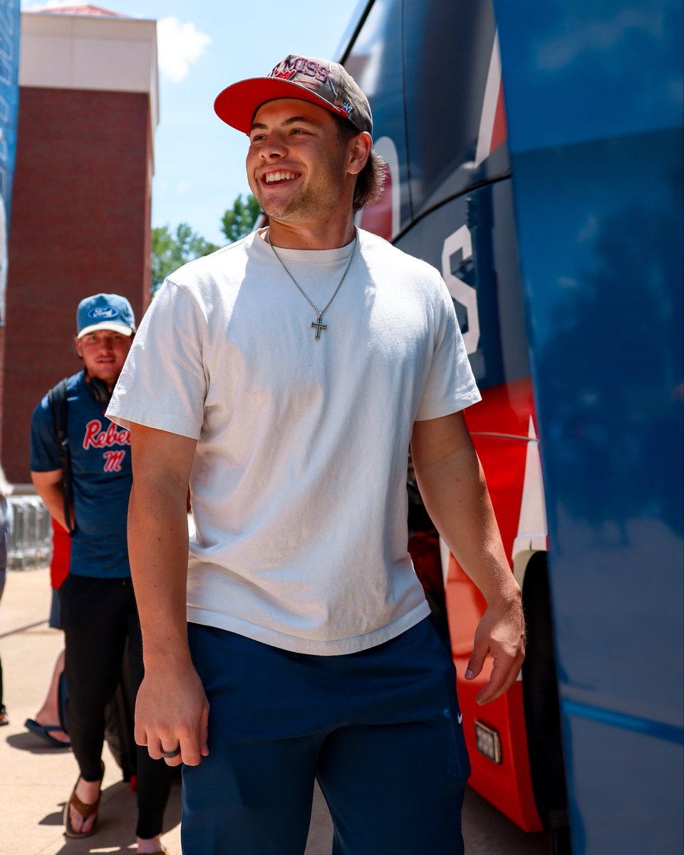 OleMissBSB's tweet photo. Supers send-off 🚌 https://t.co/sliSK2f3YW