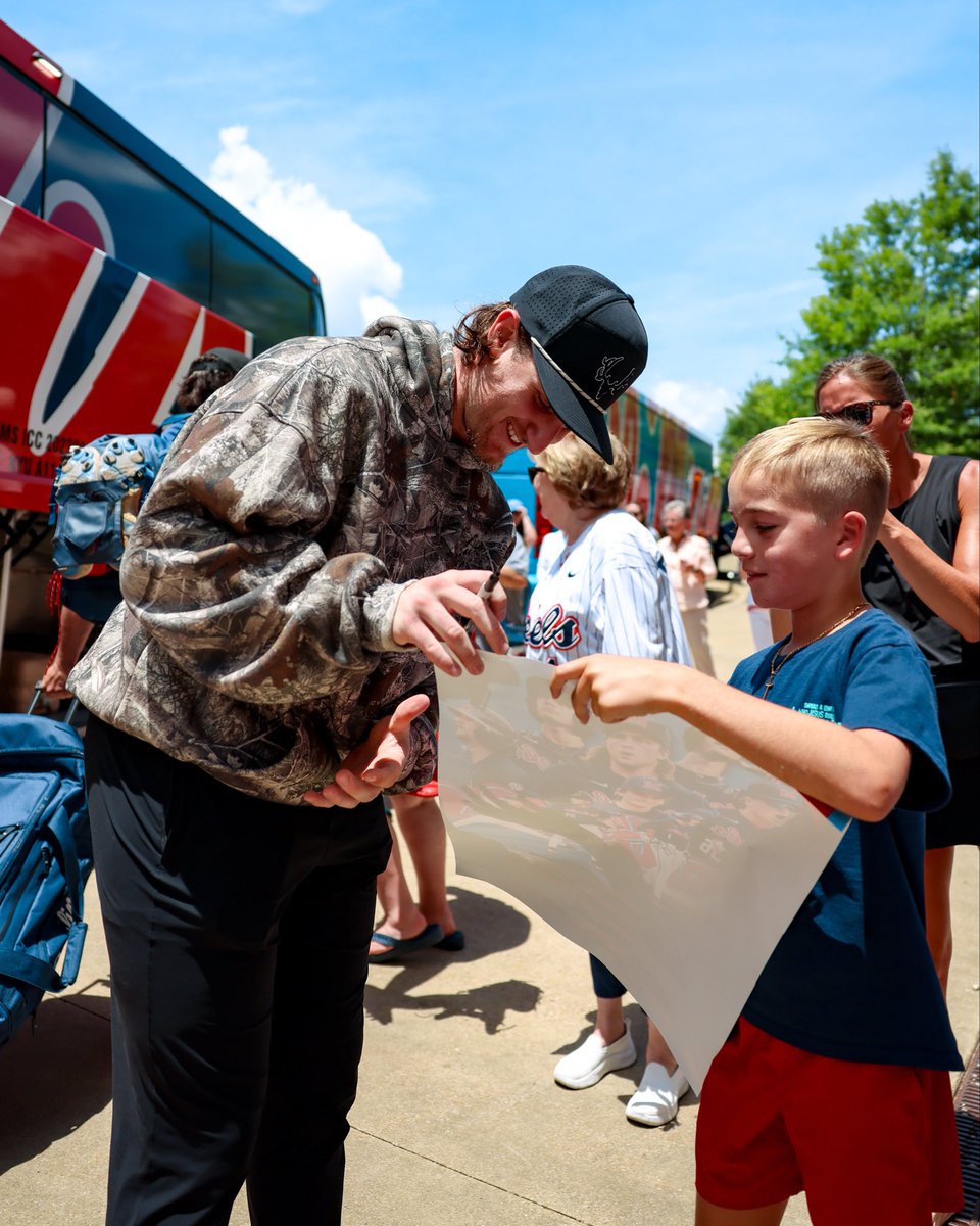 OleMissBSB's tweet photo. Supers send-off 🚌 https://t.co/sliSK2f3YW