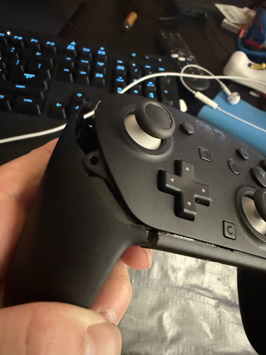 Poofesure's tweet photo. not even recording just trying to learn some mario kart world strats and i break a switch 2 controller. Couldn’t get it to pop back together so i chucked it at my sidewalk then threw it in the lake to take it fully out. (I did retrieve it from the lake I didn’t litter) https://t.co/wjyKvV03WZ