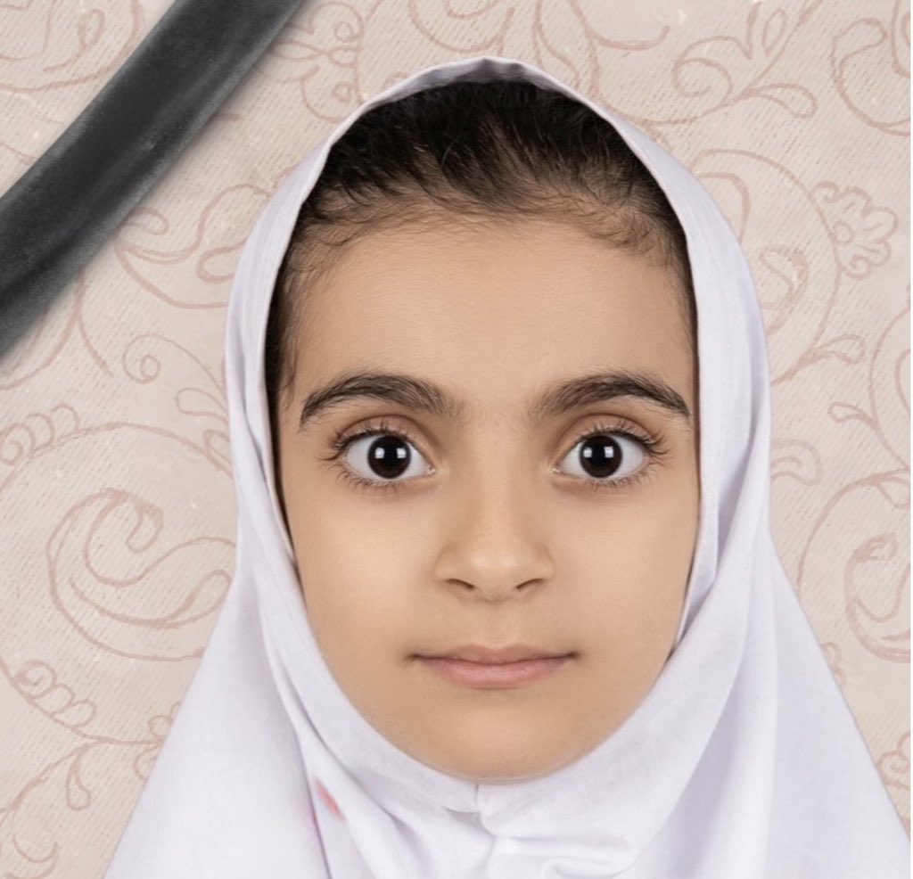 minamonteguide's tweet photo. شماره صد و‌ پنج:
رها زارعی بنگ، 

روایتی از پیکر رها که در آغوش معلمش پیدا شد. 

خانم فاطمه شهدادی، معلم ورزش، در انفجار دوم کشته شد. وقتی خانواده‌اش او را پیدا کردند، چند کودک را در آغوش گرفته و از پله‌ها پایین آورده بود. او زیر آوار نبود و بر اثر موج انفجار کشته شده بود و کودکی که در آغوش داشت زنده مانده بود. 

خانم‌ها «بسارده» و «طاهری» در حالی پیدا شدند که دانش‌آموزانی را در آغوش گرفته بودند. خانواده شهیده «ر‌ها زارعی» با احساسی عمیق می‌گفتند: «ما تا ابد مدیون جان‌فشانی خانم بسارده هستیم.» هرچند دختر آنها کشته شده بود، اما نکته زیبا و تأثربرانگیز آنجا بود که مادر رها، برخلاف بسیاری از مادران شهدا، تصویری از پیکر متلاشی‌شده فرزندش در ذهن نداشت و به خاطر سالم بودن پیکر ر‌ها بود که خودش را مدیون خانم بسارده می‌دانست که جان خود را فدا کرد تا حداقل جسد دخترش سالم بماند!