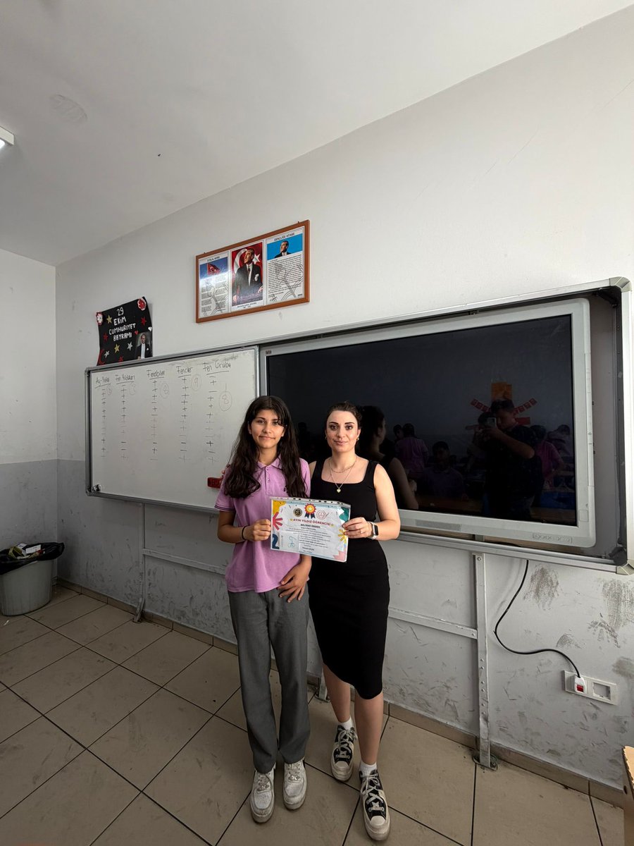 Mev_Candarli's tweet photo. 5 ve 6.sınıflar ayın öğrencileri seçildi, öğrencilerimizi tebrik ederiz 👏 https://t.co/7n06fEpWla