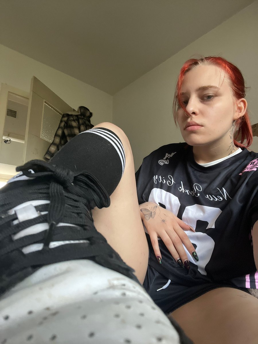 _Rose_2k3's tweet photo. Was is dein trigger? Meine Haare oder die sneaker mit den Kniestrümpfen?😈🥵
@RTLoveFeet @FeetToesSoles @king_of_toes
#redhair #nikeshoes #kniestrümpfe #spielzeug #obsessedwithme https://t.co/VV3yjx3f8N