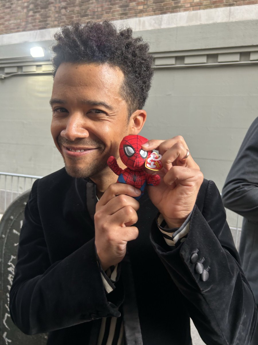 iwtvsource's tweet photo. @lezzstat420 @vampromances @lestatrry @humanstat @slimepuppie @ManuSQueiroz A fan gifted Jacob Anderson a Spider-Man plushie at #TheVampireLestat premiere.

📸: @cinethanhunt https://t.co/vXseqxnwqu
