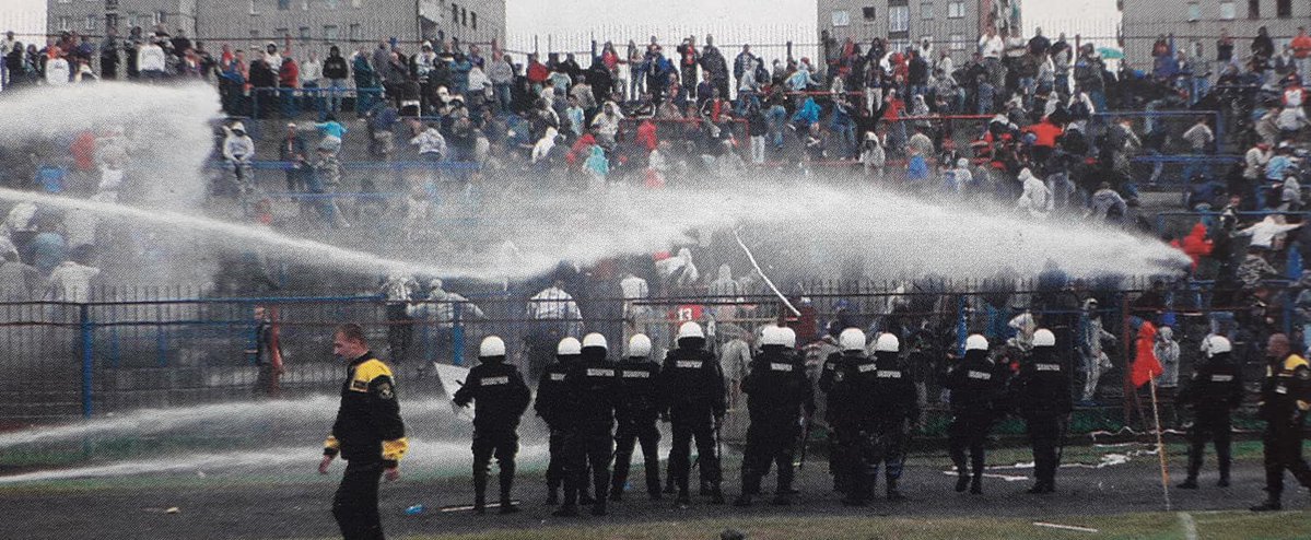 MSzprycha's tweet photo. 🔙 19 lat temu zakończyły się neutralne relacje na linii Piast-Polonia, jeszcze 2 lata wcześniej śląskie kluby łączyła zgoda. Tego dnia nie zabrakło opraw, ale też awantur z ochroną, a w ruch poszła armatka wodna w kierunku sektora gości. Tego dnia Polonia świętowała swój powrót do elity po 21 latach.

👥 6000 widzów (550 gości)
🏟️ Stadion "Olimp", Bytom