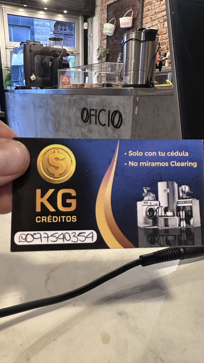 jacknifee's tweet photo. Me visitaron unos Colombianos y me dejaron ésta tarjetita.

KG créditos 097540354 “No miramos clering” 

Ciudad vieja en éste caso, pero andan por todos lados y cuenta la leyenda qué si no les pagas, no te mandan al clering… https://t.co/BvfmXSBJ7N