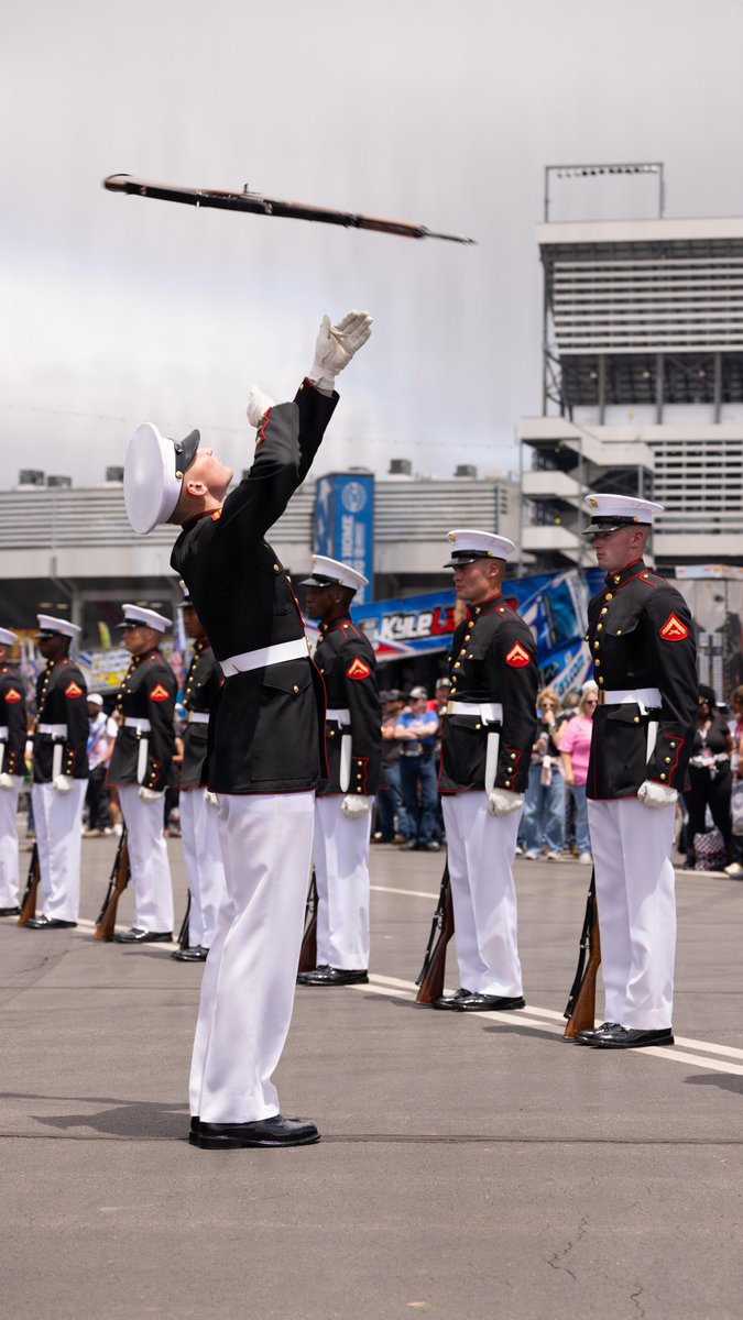 USMC's tweet photo. #Marines perform during the @NASCAR Coca-Cola 600, a NASCAR race held during Memorial Day weekend, at the @CLTMotorSpdwy in Concord, North Carolina. 

The #MarineCorps supported the event with static displays of military aircraft and vehicles and participation in ceremonies.

#USMC #NASCAR #SemperFI
