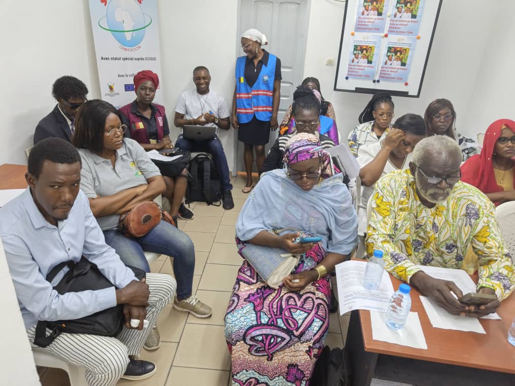 KaptouomMarius's tweet photo. @OEnsemble94330 
🚨 TROP D’ENFANTS SOUFFRENT EN SILENCE AU CAMEROUN. IL EST TEMPS D’AGIR ! 🧒⚖️
Ce jour à Douala, la PLAFOSCIL a tenu un point de presse pour tirer la sonnette d’alarme face à la recrudescence des violations des droits des enfants. 📢 https://t.co/Ny9JiY05AZ