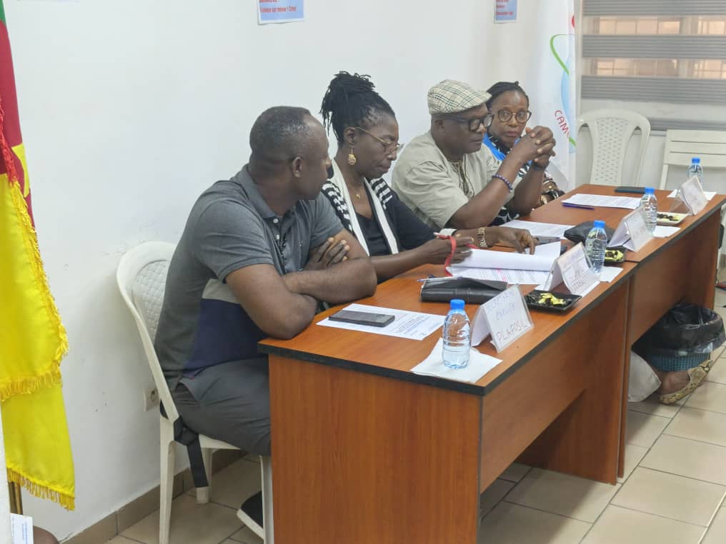 KaptouomMarius's tweet photo. @OEnsemble94330 
🚨 TROP D’ENFANTS SOUFFRENT EN SILENCE AU CAMEROUN. IL EST TEMPS D’AGIR ! 🧒⚖️
Ce jour à Douala, la PLAFOSCIL a tenu un point de presse pour tirer la sonnette d’alarme face à la recrudescence des violations des droits des enfants. 📢 https://t.co/Ny9JiY05AZ