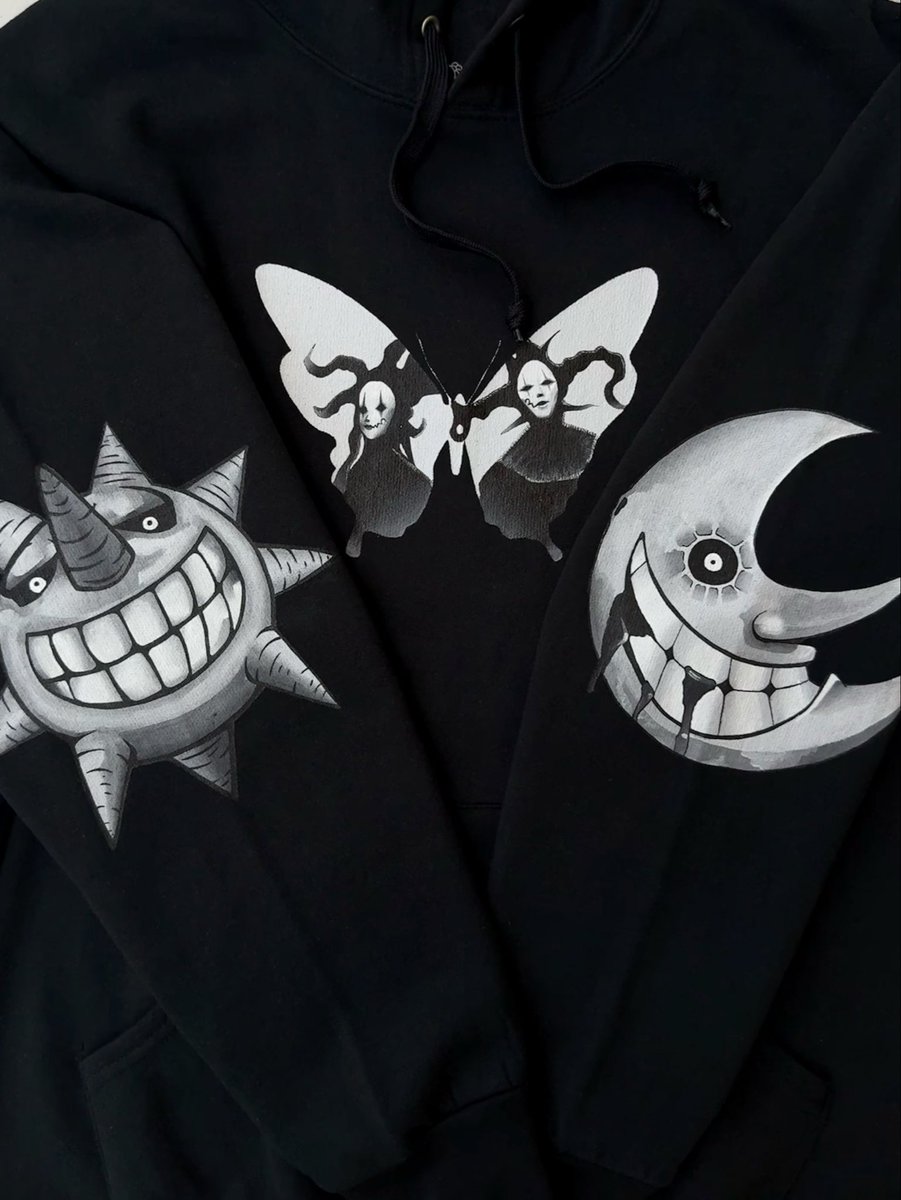 4arcs4's tweet photo. Handpainted Soul Eater Hoodie 🌙🌞 https://t.co/RFGPAxIoSl