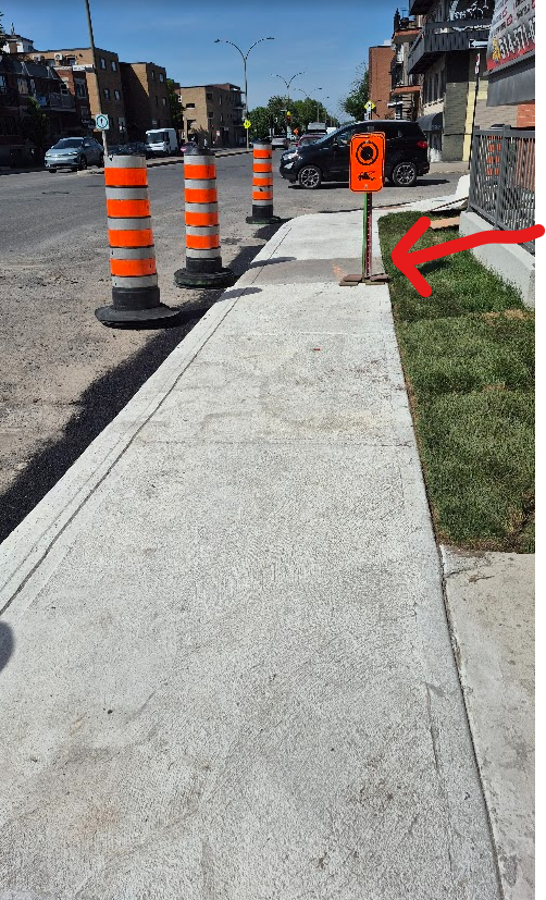 RueMolson's tweet photo. Pourquoi a-t-on refait à neuf un trottoir, sauf une dale 🤔en sachant que toute cette section risque d'être refait de nouveau avec la piste cyclable Hochelaga? #question 🤨🤨🤨 https://t.co/KrzLvxwLBE