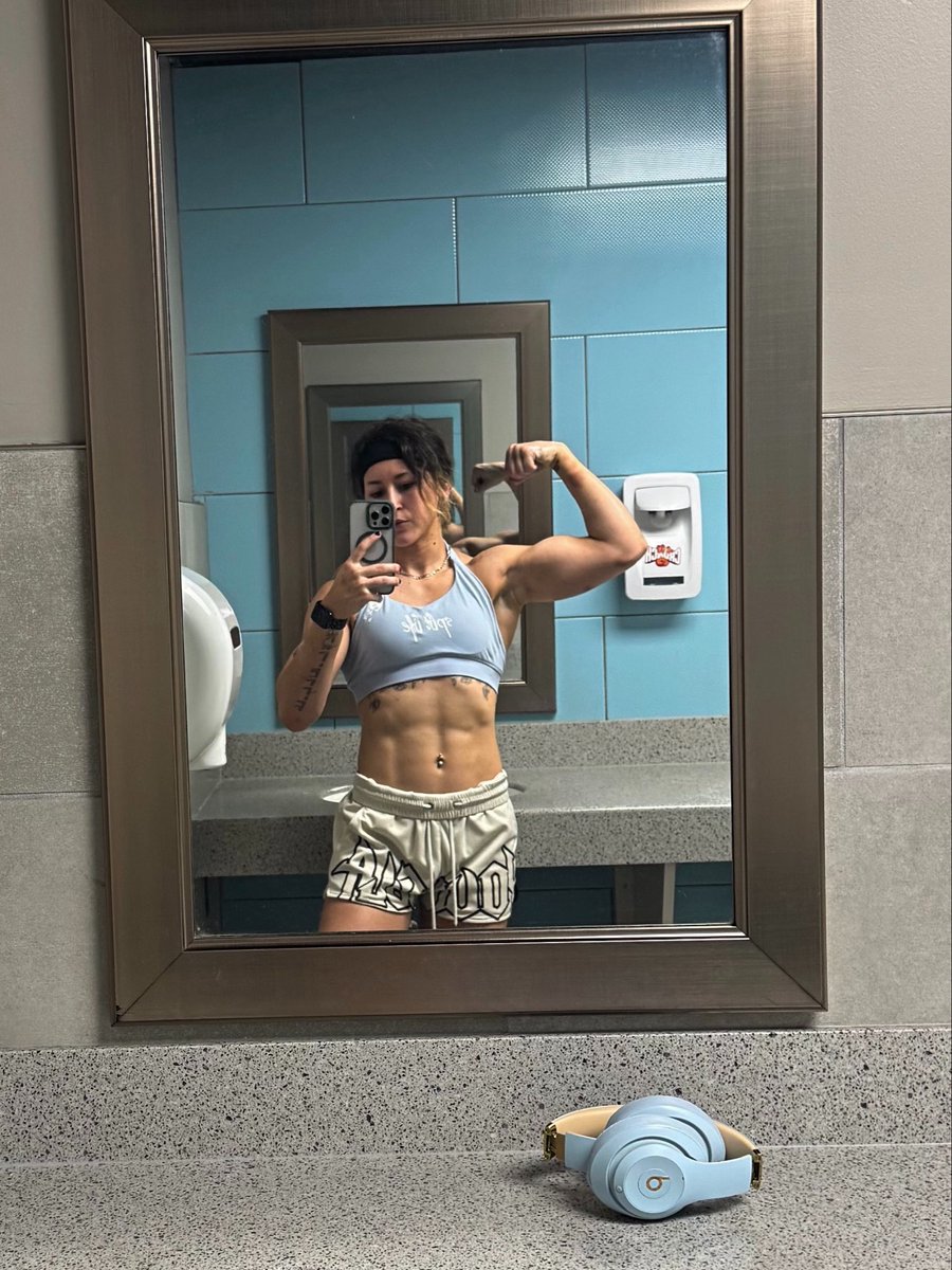 BrookeHavok's tweet photo. -10 mins jump rope
-insane back &amp; bi workout 
-abs
&amp; now we off to training 🥳💪
bc i gotta belt to win and a dream match to win this weekend 🙂‍↕️😤 https://t.co/KsSsz4j5lY