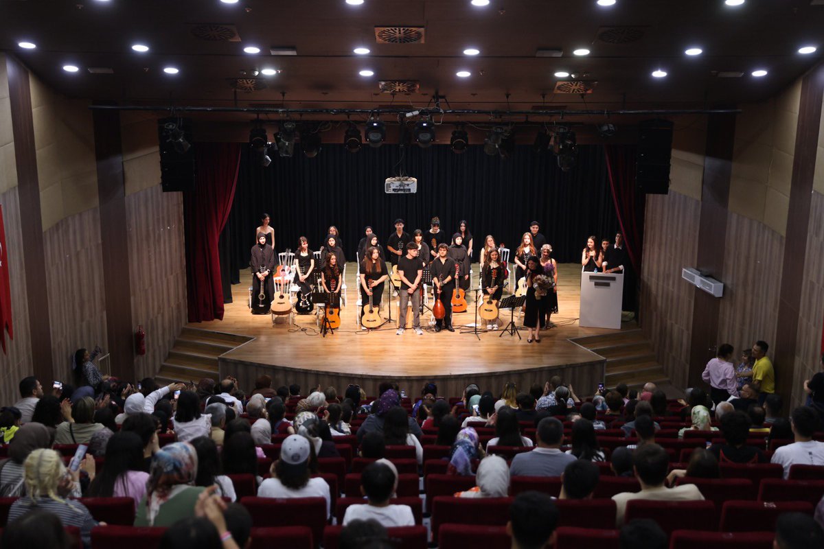 kapaklibld's tweet photo. 🎶🎸 Akustik gitar yıl sonu müzik etkinliğimizde sanat dolu güzel bir akşam yaşadık. 

Emeği geçen eğitmenimizi ve sahne alan kursiyerlerimizi tebrik ediyor, tüm sanatseverlere teşekkür ediyoruz.💐

#KültürSanatKentiKapaklı https://t.co/t6rQBVGJXF