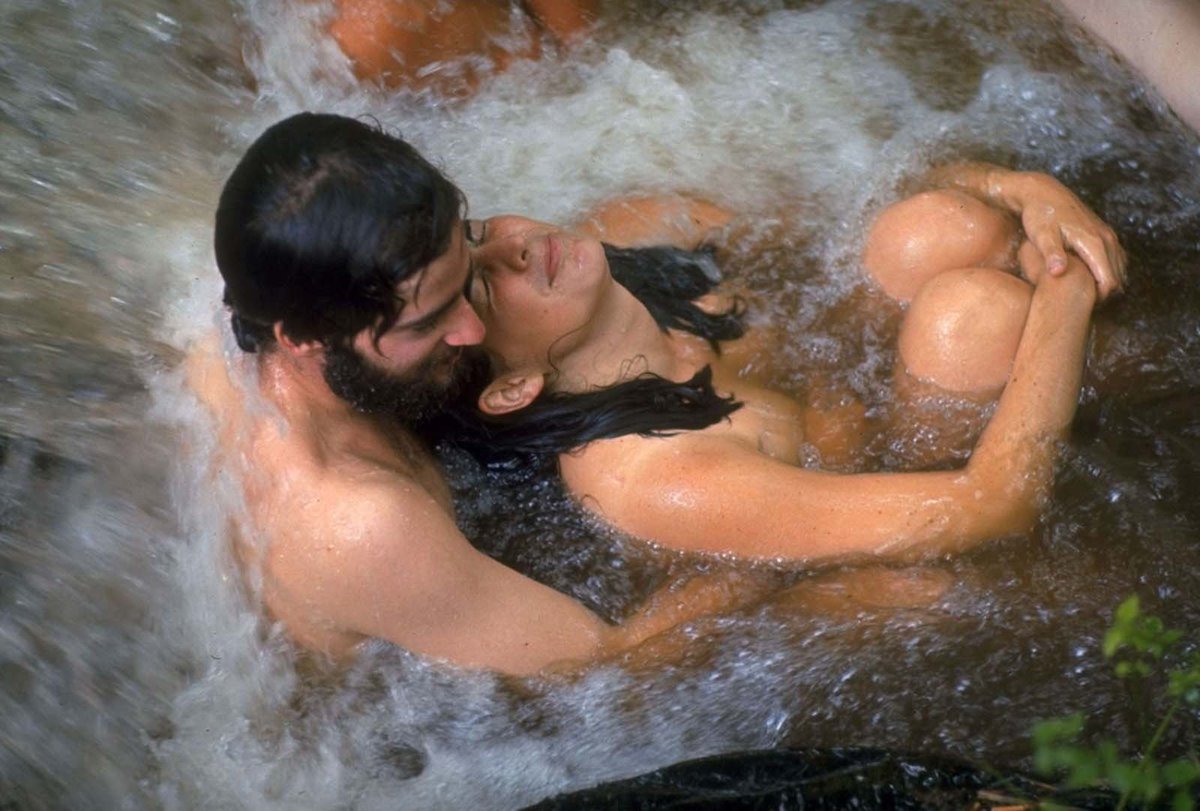 bombyshells's tweet photo. naked couple embraces as a river rushes around them while at Woodstock, 1969 https://t.co/scitcjGQCI