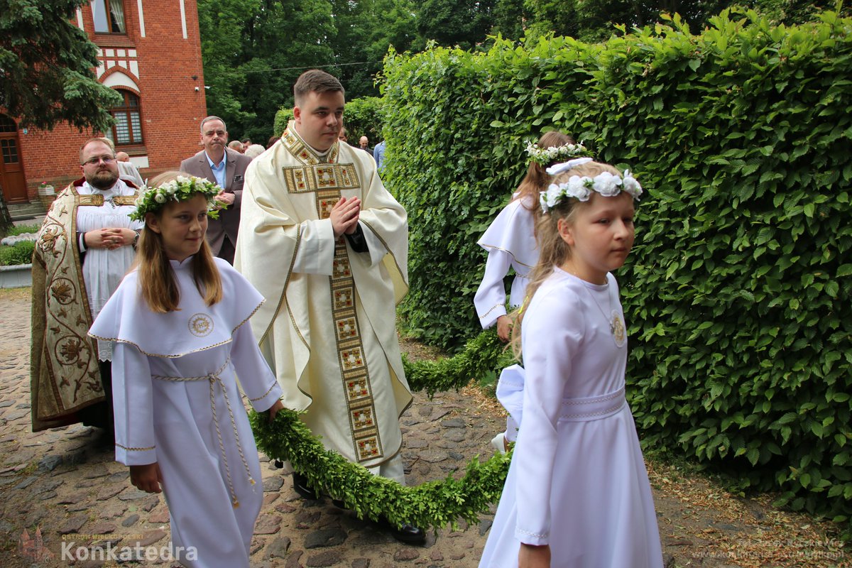 konkatedra's tweet photo. Dzień po święceniach kapłańskich w Konkatedrze Ostrowskiej Mszę św. Prymicyjną odprawił ks. Alan Czerwiński, syn parafii, który na obrazku prymicyjnym zawarł fragment z Psalmu 4 „Złóżcie należne ofiary i miejcie nadzieję w Panu”...
https://t.co/4EIkBTw7ni https://t.co/UqzQOmitJw