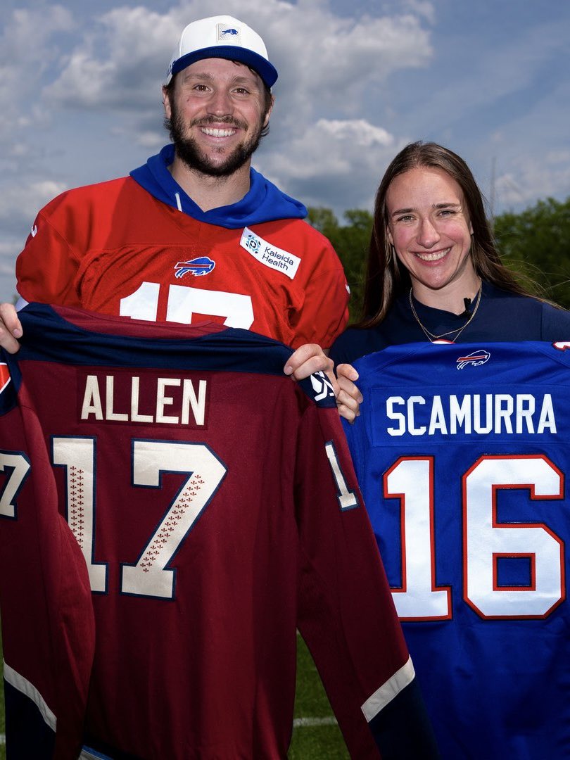 PWHL_Montreal's tweet photo. @HScamurra 🤝 @JoshAllenQB 

📸 @BuffaloBills https://t.co/kAGINRnjxp