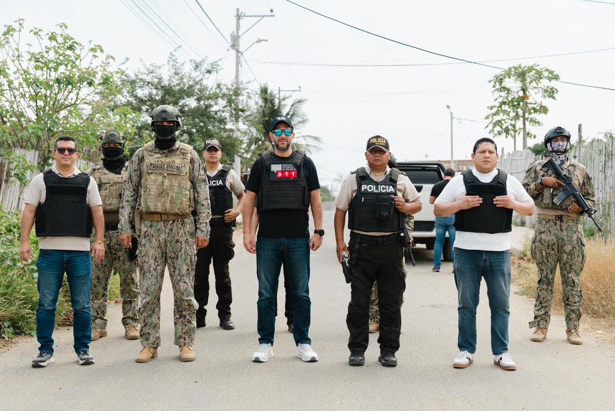ECU911_'s tweet photo. 📍#Manabí | El Director General del #ECU911, @JCPaladines, Carlos Espinel de @ECU911PVO, @PoliciaEcuador y @FFAAECUADOR avanzaron en la verificación y retiro de cámaras de videovigilancia irregulares en:

🔴 Jaramijó: Av. Víctor Velíz; calles Primero de Enero y Jaime Roldós, Aníbal San Andrés y Paquisha, Santos Bello y Velasco Ibarra, Santos Bello y Juan L. Mendoza, La Libertad, Eloy Alfaro, Santísima Trinidad y San Martín, y sector Eloy Alfaro. 
 
🔴 Manta: La Dolorosa y zona céntrica  de la parroquia Tarqui.

Durante el recorrido se recordó a la ciudadanía la necesidad de solicitar autorización para la instalación de sistemas de videovigilancia.