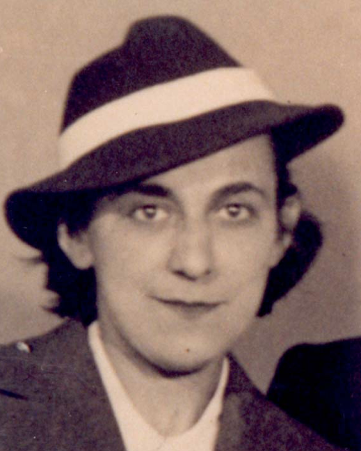 auschwitzxhibit's tweet photo. Erzsébet Kovári (née Jónás) was a Jewish woman born in Tiszaujlak in 1910 to Zoltán and Regina Jónás. She worked as a clerk and was married to Jenő Kovári. She lived in Satu Mare, Romania, before and during World War II.

She was killed in Auschwitz. https://t.co/AH46ZoVyqd