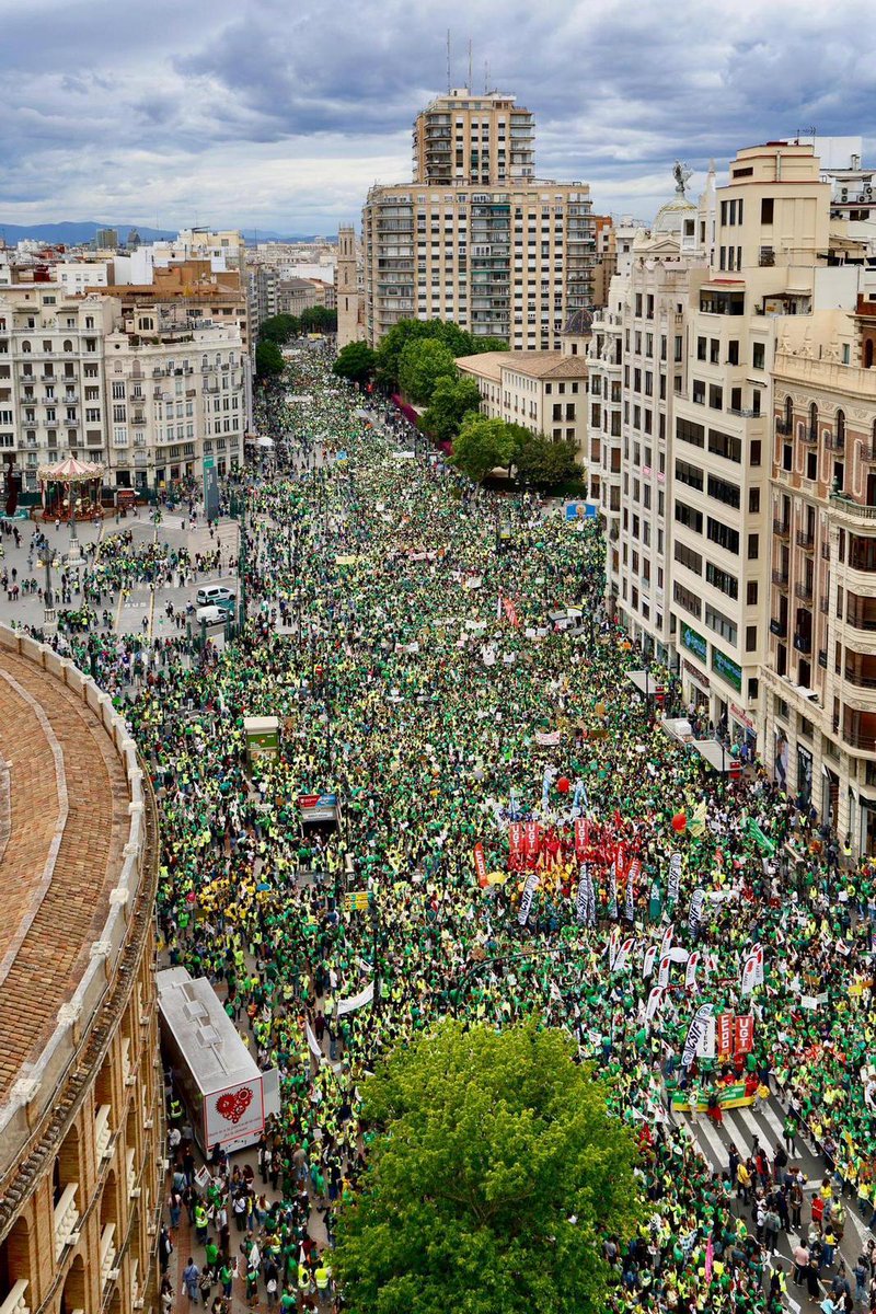 JoaquimBoschGra's tweet photo. Com a pare d'alumne, crec que són molt justes les reivindicacions de la vaga indefinida del professorat valencià: ensenyament públic de qualitat, millors condicions materials en els centres, reducció de la ratio per aula, retribucions dignes, ús normalitzat de la nostra llengua i correcció de les retallades de plantilles, entre d'altres. L'educació pública és un element essencial per a la igualtat social. I hauria de ser recolzada al màxim per les nostres institucions. L'administració autonòmica faria bé tancant el conflicte amb un acord constructiu, que reconega les legítimes demandes dels sindicats. I que servisca per a millorar el futur del poble valencià, que passa necessàriament per la qualitat del nostre sistema educatiu.