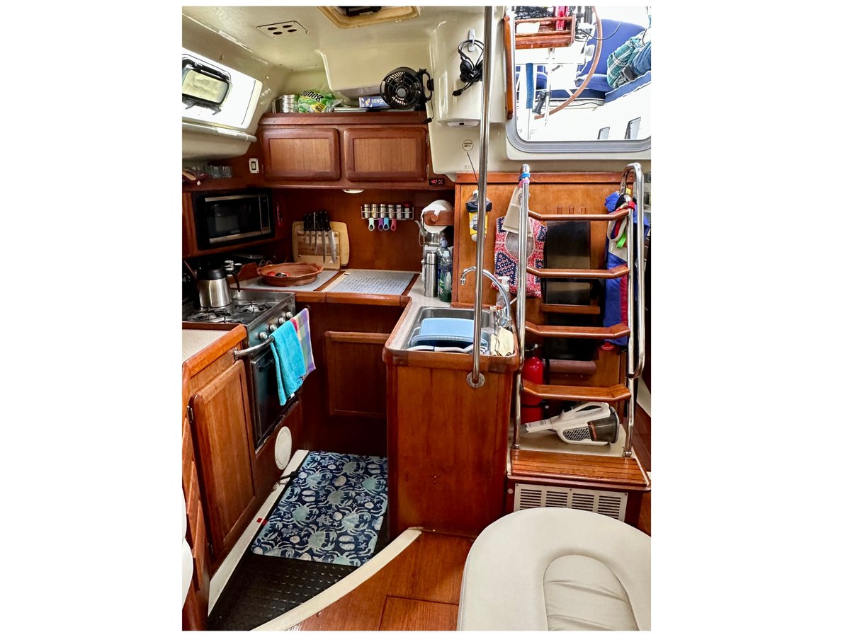 DYCBoats's tweet photo. Motivated Seller! Reduced for Fast Sale!  This 1992 Hunter Passage 42 "Sea Por Favor" is a proven bluewater cruiser.  Schedule a showing today!   Price $84,999   See more details:   https://t.co/ylokMHNjCz https://t.co/NjG4XQeTT1