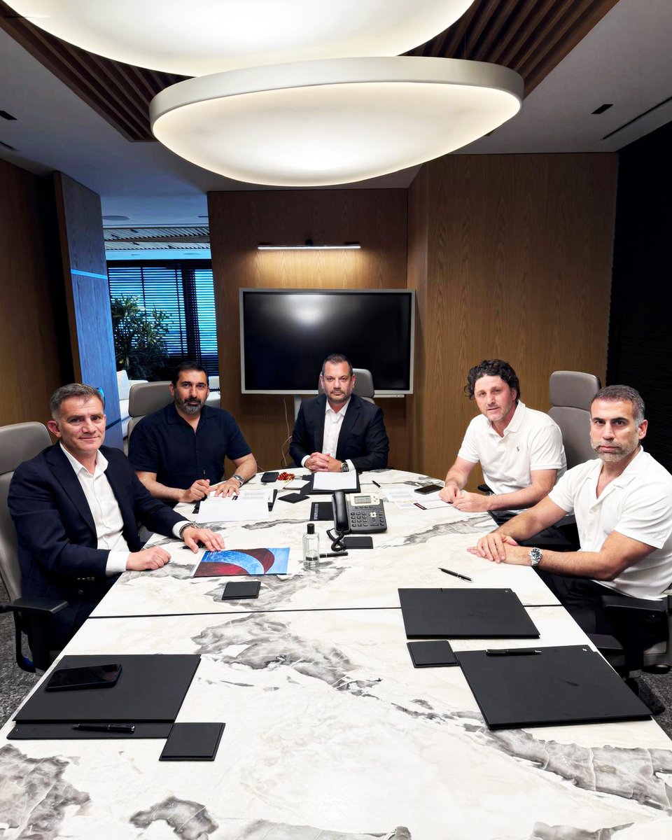 Trabzonspor's tweet photo. Başkanımız Ertuğrul Doğan, Asbaşkanımız Zeyyat Kafkas, Başkan Yardımcımız İbrahim Şahinkaya, Takım Menajerimiz Emrah Tok ile Teknik Direktörümüz Fatih Tekke; bugün İstanbul’da düzenlenen değerlendirme toplantısında bir araya geldi.

Toplantıda; geçtiğimiz sezonun genel değerlendirmesi, devam eden transfer çalışmaları, mevcut kadro planlaması, bütçe ve mali konular ile akademi yapılanmasına ilişkin başlıklar ele alındı.

Ayrıca yeni sezon hedefleri ve takımımızın Avrupa kupalarında mücadele edeceği süreç kapsamında izlenecek yol haritası hakkında görüş alışverişinde bulunuldu.