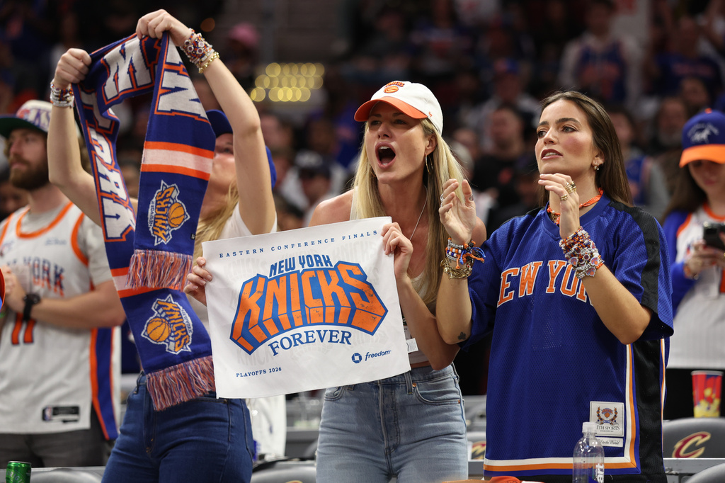 SuiteMagazine's tweet photo. Game 1 NBA Finals: @nyknicks fans will treat it like it's 1999. https://t.co/CSnybalb6d https://t.co/mrovK2egru