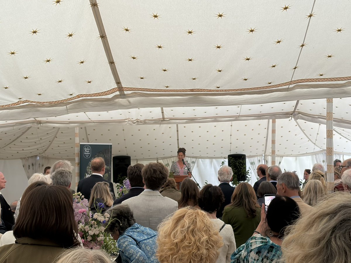 bernarddonoghue's tweet photo. Just leaving a splendid - and rain-free - evening at the beautiful @ChelsPhysicGdn Summer party. A really lovely occasion to meet friends and colleagues from across London cultural, horticultural, environmental and heritage spaces and organisations in such a beautiful setting. https://t.co/LhelTjtbQL