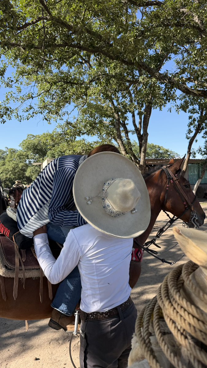 daniiiideleonnn's tweet photo. completamente enamorada de mi charro hermoso ❤️ https://t.co/NOAzSVYAko