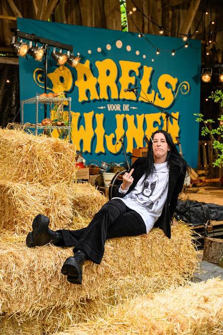 Richard3000T's tweet photo. Raven van Dorst is toch een beetje de nieuwe Paul de Leeuw geworden 👌 #Parelsvoordezwijnen #Bnnvara #Npo3 https://t.co/rYxGcYJ1SH