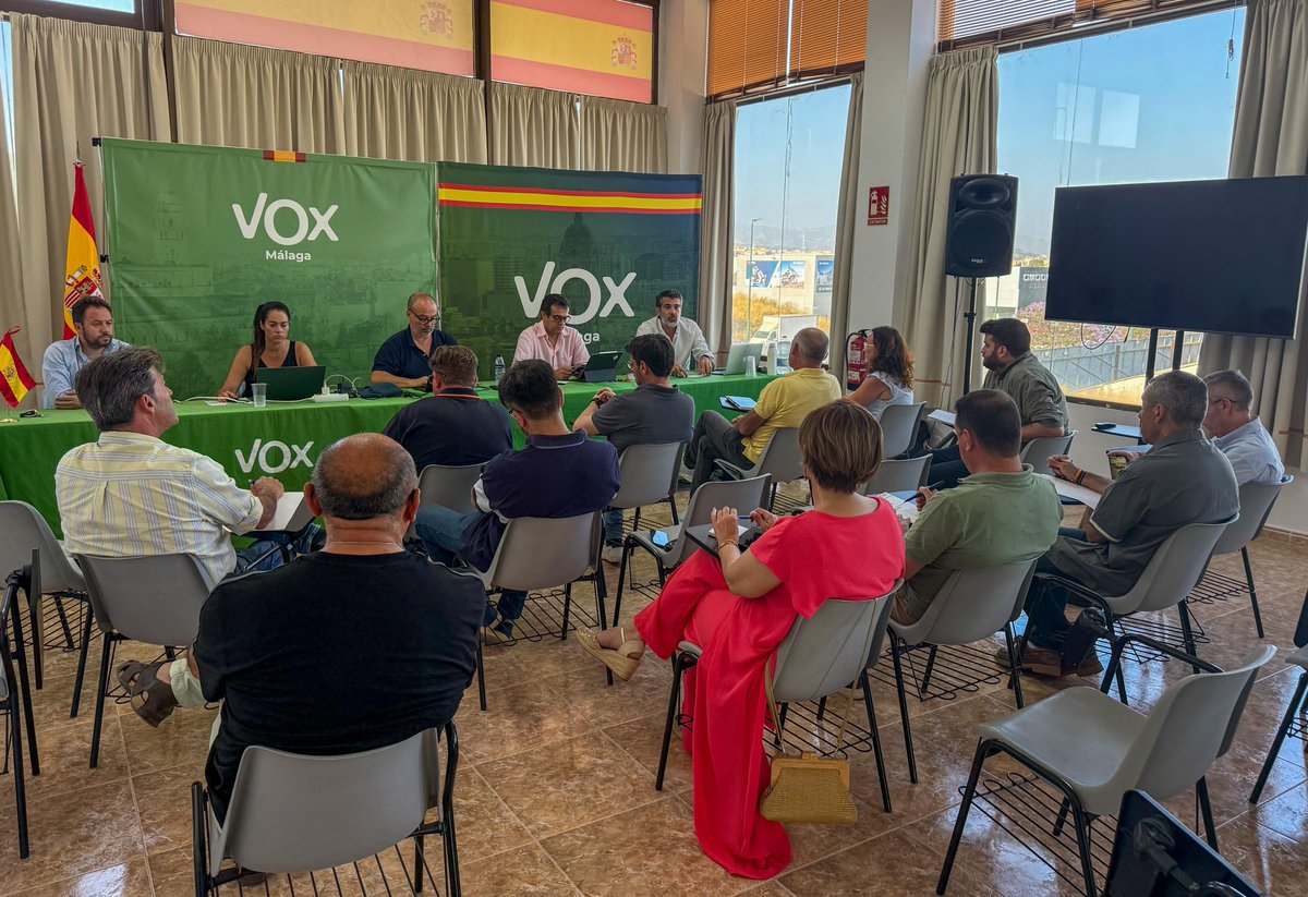 antsev's tweet photo. Segunda jornada de trabajo con concejales de la provincia de Málaga y responsables provinciales de @vox_malaga 

Seguimos compartiendo experiencias, detectando problemas y coordinando la acción política que nuestros vecinos esperan de nosotros. https://t.co/WArFKVo5bq