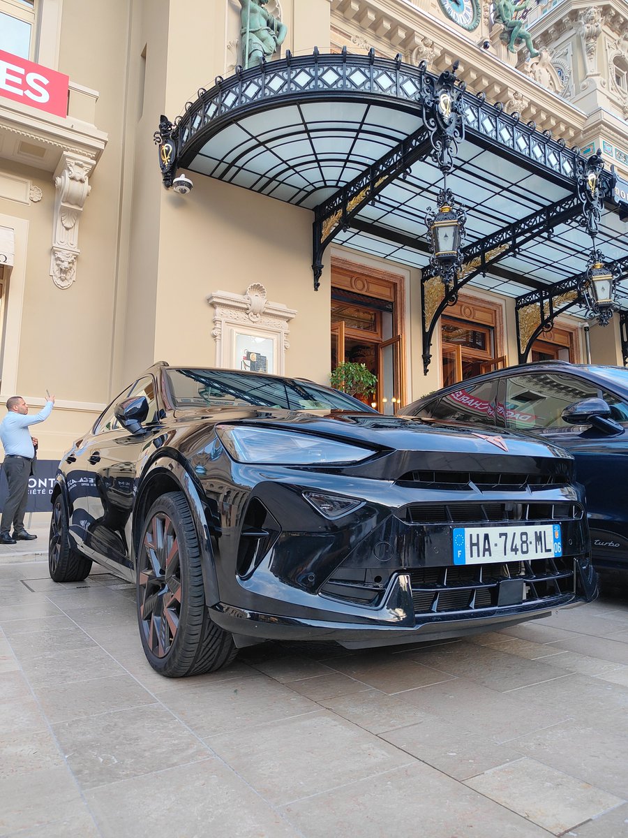 PressRacing's tweet photo. En @ACM_Media Mónaco hoy rodaba el @CUPRA_esp @CUPRAprensa_ES  y además había varios, uno de ellos aparcado en la puerta del casino junto a @Porsche y @Lamborghini que se iban turnando al lado suyo . Rodar en la curva de "Loew's" es Una sensación especial. https://t.co/BT07ZGZnby