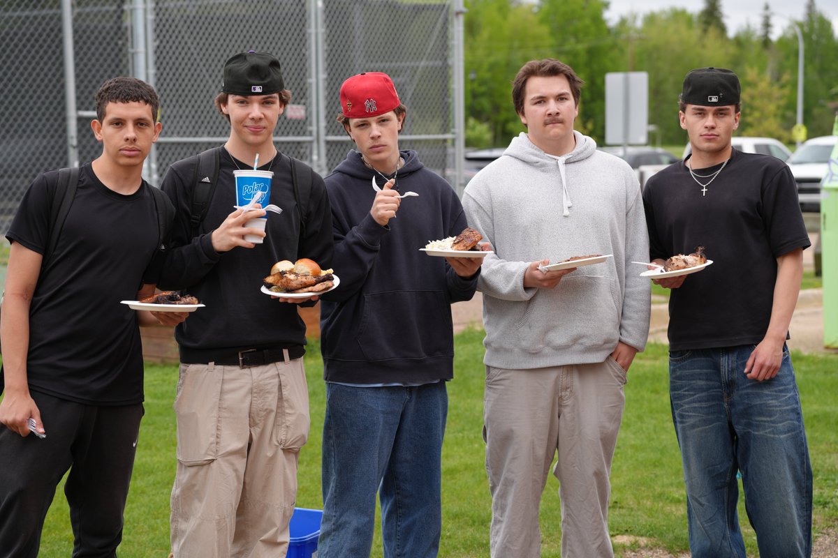 FMPSD's tweet photo. @FrankSpraginsHS students and staff celebrated getting closer to the end of the school year with a fantastic school BBQ.

The countdown to graduation is officially on for our grads!

@annaleeskinner
#FMPSD #YMM #RMWB https://t.co/xV4lWYfpMM