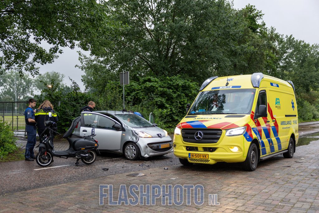 Automobilist onder invloed rijdt scooter aan in Vlaardingen