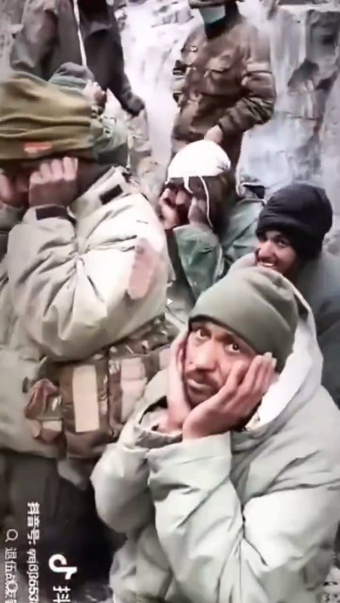 asing2061's tweet photo. @HonoreeAryan A large number of Indian soldiers captured by the Chinese People's Liberation Army are kneeling on the ground. https://t.co/hRRtRJj6YR