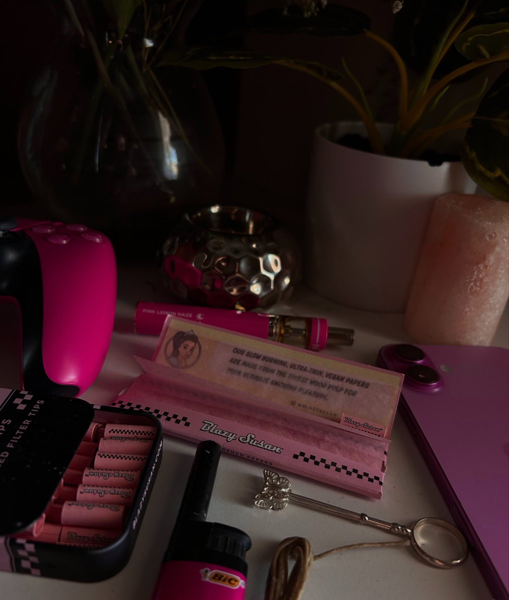 satansbasil's tweet photo. on wednesdays we smoke pink 💞🌬️ https://t.co/VKi1OPGdBU