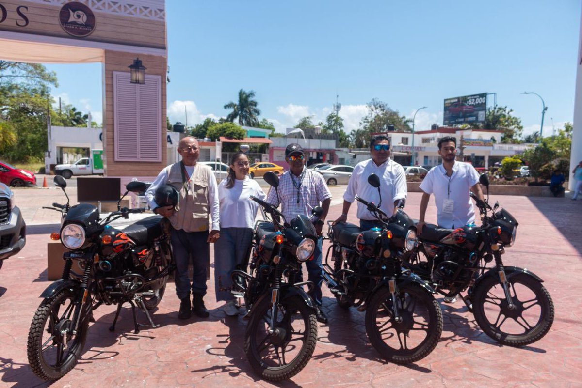 YensunniMtz's tweet photo. Con el acompañamiento del Oficial Mayor de nuestro municipio, Abner Medina y el Tesorero Municipal, Josue Jimenez; realizamos la entrega de 10 computadoras, un CPU y una impresora para la dirección de Catastro, 10 motocicletas para la dirección de Fiscalización y una camioneta para el departamento de ZOFEMAT a los titulares de cada área.

Con estas acciones dignificamos el trabajo del personal que trabaja día con día en favor de la ciudadanía y mejoramos la calidad del servicio en favor de todas las personas que vivimos en este bello municipio.
#OthonPBlancoEnTransformación